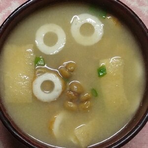 ちくわ、油揚げ、納豆の味噌汁